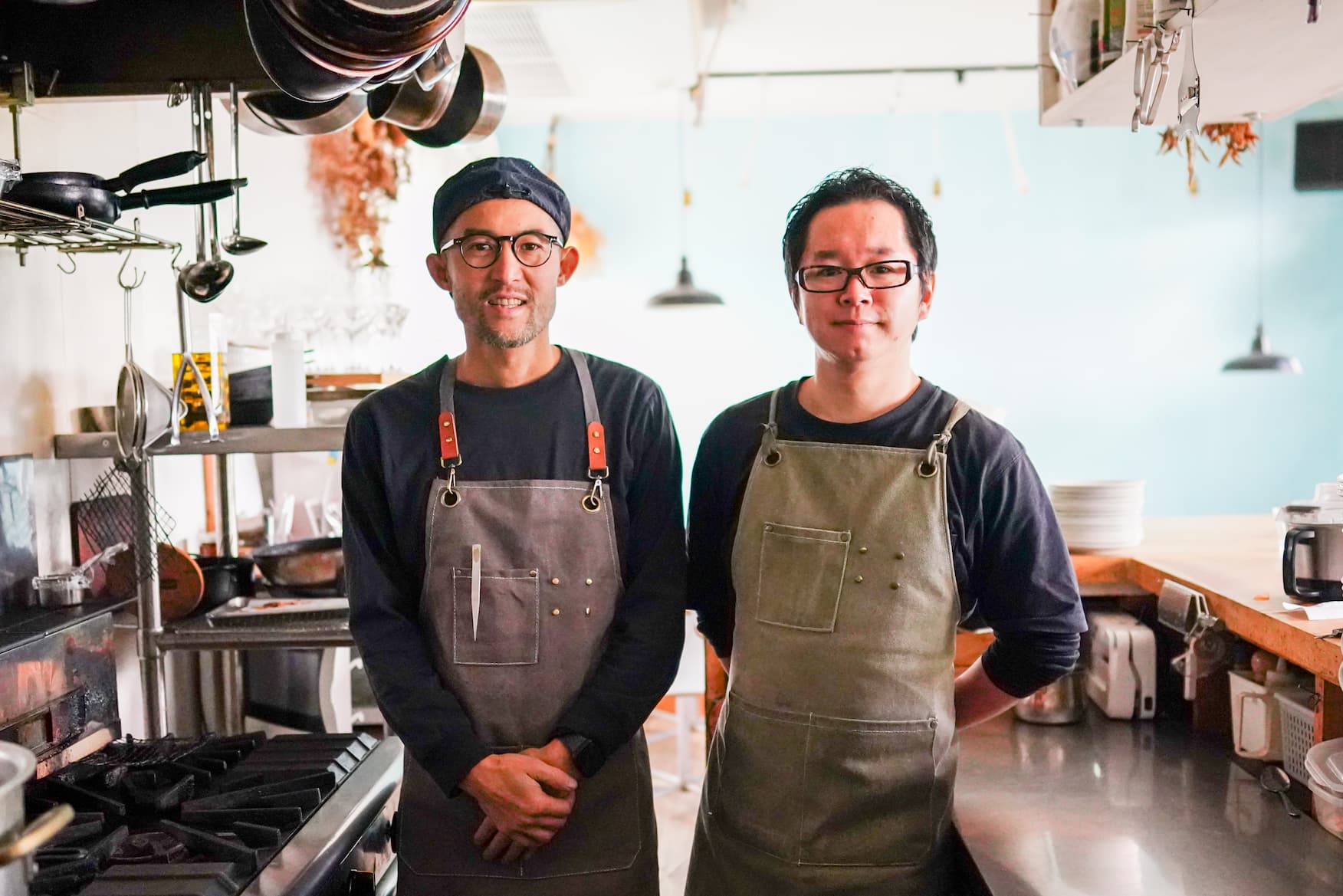 スマホでお店を検索する様子